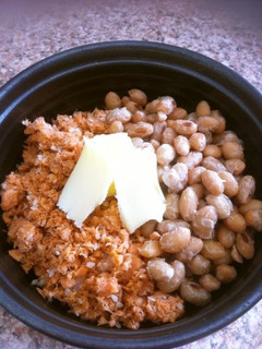 一人ご飯♪納豆と鮭フレークで塩バター丼-レシピのメイン写真