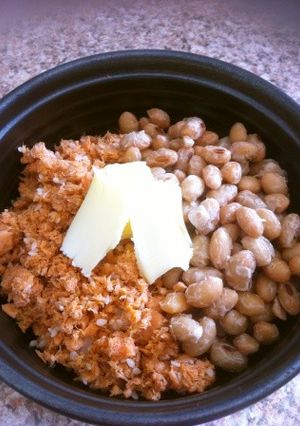 一人ご飯♪納豆と鮭フレークで塩バター丼-レシピのメイン写真