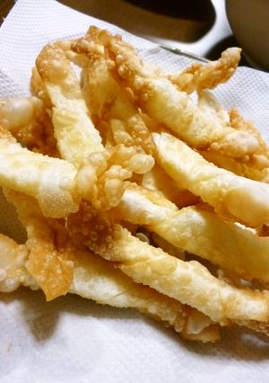 材料2つ　ワンタンにくるまれたチーズくん-レシピのメイン写真