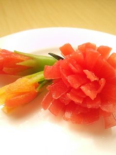 簡単飾り切り♪トマトの皮でカーネーション-レシピのメイン写真
