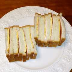 รูปของ ハムと薄焼き卵のサンドイッチ