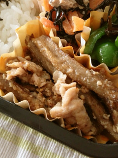 お弁当に♪ごぼうと豚肉の胡麻味噌煮-レシピのメイン写真