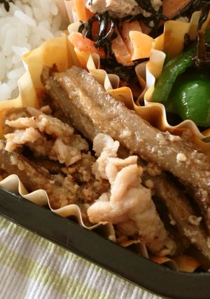 お弁当に♪ごぼうと豚肉の胡麻味噌煮-レシピのメイン写真