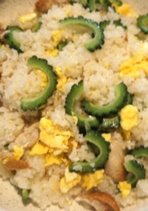 苦くない♪鶏皮とゴーヤのチャーハン-レシピのメイン写真
