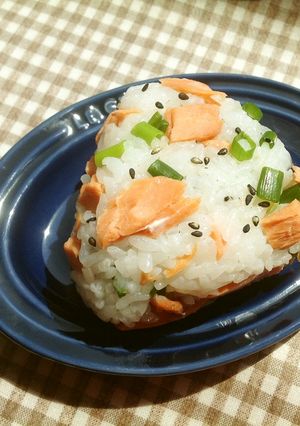鮭〜ねぎ〜黒ごまのおにぎり-レシピのメイン写真