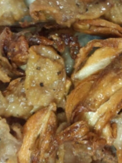 鶏皮とニンニクのオリーブ揚げ-レシピのメイン写真
