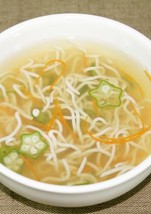 こんにゃく麺とおくらのお吸い物-レシピのメイン写真