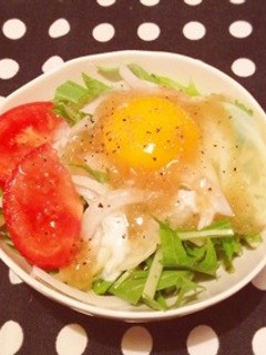 新玉ねぎの温泉卵のっけサラダ-レシピのメイン写真