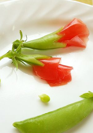 簡単飾り切り♪トマトで赤いスイートピー-レシピのメイン写真