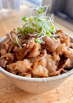 簡単！焼肉のタレと味噌で豚丼　-レシピのメイン写真