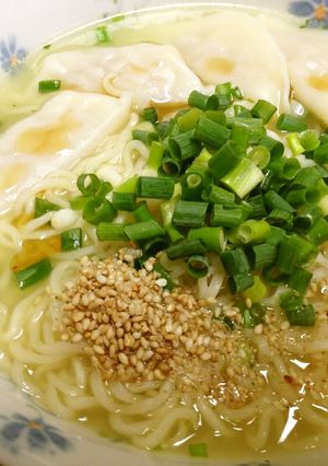 サッポロ一番塩らーめんで餃子ラーメン-レシピのメイン写真