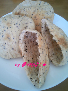 手ごねで簡単♪黒ゴマ&全粒粉入りピタパン-レシピのメイン写真
