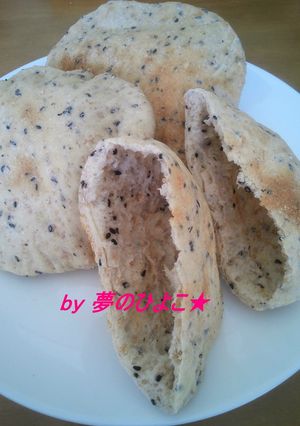 手ごねで簡単♪黒ゴマ&全粒粉入りピタパン-レシピのメイン写真