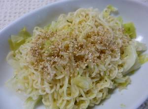 サッポロ一番塩ラーメンで焼きそば風-レシピのメイン写真