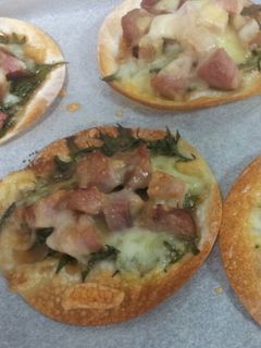焼豚と餃子の皮でミニピザ-レシピのメイン写真