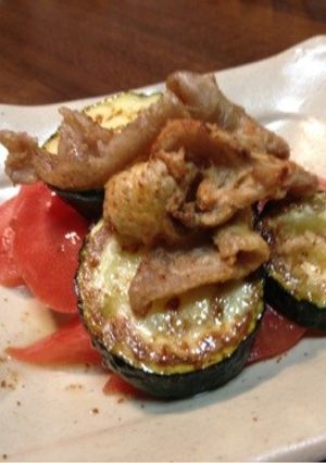 鶏の皮とズッキーニとトマトのサラダ-レシピのメイン写真