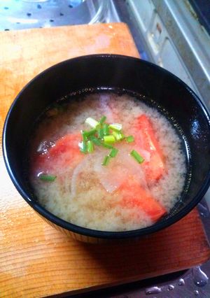 和洋折衷、トマトと玉ネギの味噌汁。-レシピのメイン写真