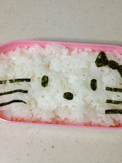 海苔とご飯だけで簡単キティちゃんキャラ弁-レシピのメイン写真