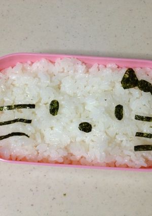 海苔とご飯だけで簡単キティちゃんキャラ弁-レシピのメイン写真