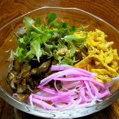 รูปของ 具沢山のカラフルそうめん（ランチに丁度