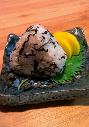 ゴマ油香る♪塩ひじきむすび-レシピのメイン写真