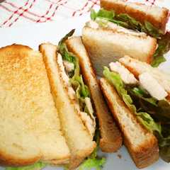 A picture of チキンと野菜のサンドイッチ.