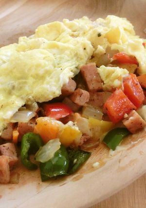 スパムとカラフル野菜のチーズオムレツ-レシピのメイン写真