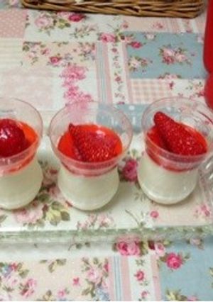 ヨーグルトムース苺ソース添え-レシピのメイン写真