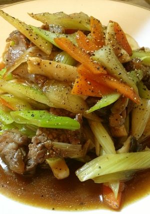 セロリと牛肉のオイスター＆黒コショウ炒め-レシピのメイン写真