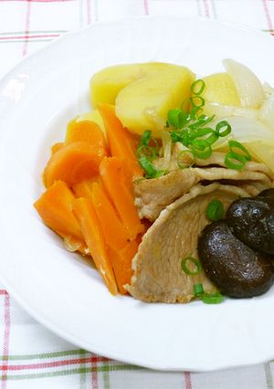 夏は豚肉で肉じゃが！-レシピのメイン写真