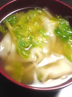 市販餃子とセロリの葉で中華スープ-レシピのメイン写真