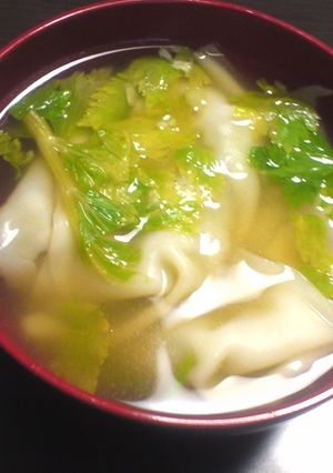 市販餃子とセロリの葉で中華スープ-レシピのメイン写真