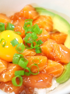 サーモンとアボカドのユッケ丼-レシピのメイン写真
