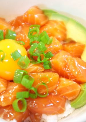 サーモンとアボカドのユッケ丼-レシピのメイン写真