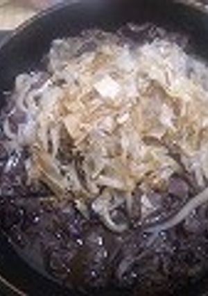牛肉と赤ワインで、焼きうどん-レシピのメイン写真