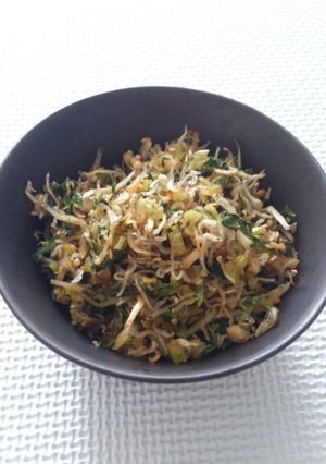 セロリの葉としらすのピリ辛炒め-レシピのメイン写真
