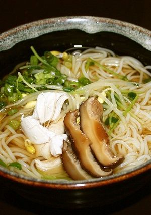 冷たい冷麦に具をのせて汁をかける-レシピのメイン写真