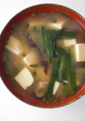 干しシイタケと豆腐とニラの味噌汁-レシピのメイン写真