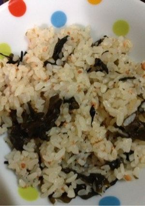 ひじき煮と鮭とワカメの炊き込みご飯-レシピのメイン写真