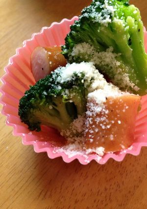 お弁当に♡ブロッコリーの粉チーズ焼き-レシピのメイン写真