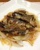 簡単☆さんま蒲焼缶・新玉ねぎの炒め蒸し