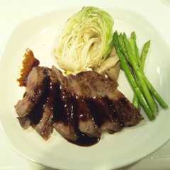 A picture of ステーキ　赤ワインソース.