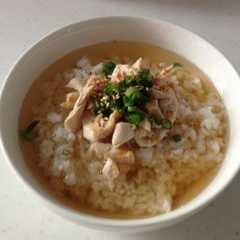 A picture of 蒸し鶏の冷やし茶漬け.