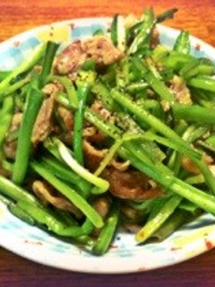 簡単✿ギョウジャニンニクの茎と豚肉炒め-レシピのメイン写真