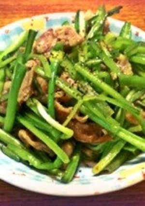 簡単✿ギョウジャニンニクの茎と豚肉炒め-レシピのメイン写真