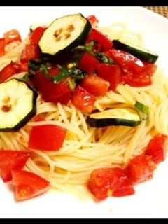 簡単丸ごとトマトとズッキーニの冷製パスタ-レシピのメイン写真