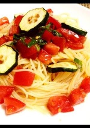 簡単丸ごとトマトとズッキーニの冷製パスタ-レシピのメイン写真