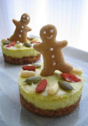 アボカドチーズケーキの上を歩くジンジャーブレッドマン-レシピのメイン写真