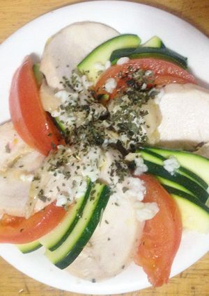 鶏ハムとトマトとズッキーニ塩麹バジルかけ-レシピのメイン写真
