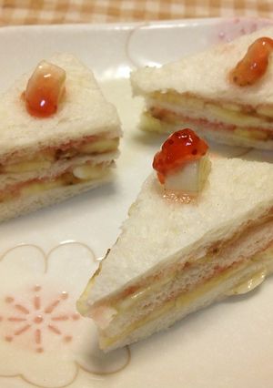 ショートケーキ風♡苺ジャム&バナナサンド-レシピのメイン写真